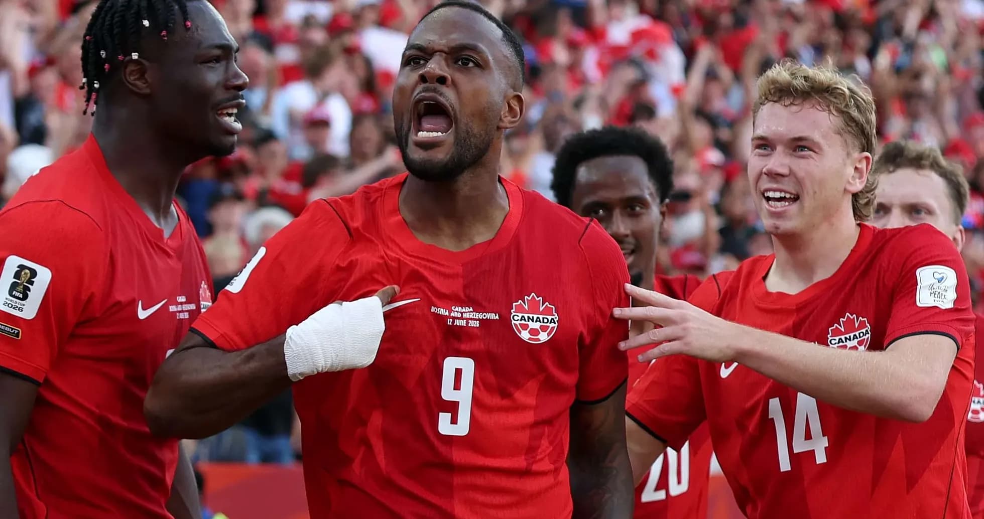 Jugadores de Canadá celebrando un gol