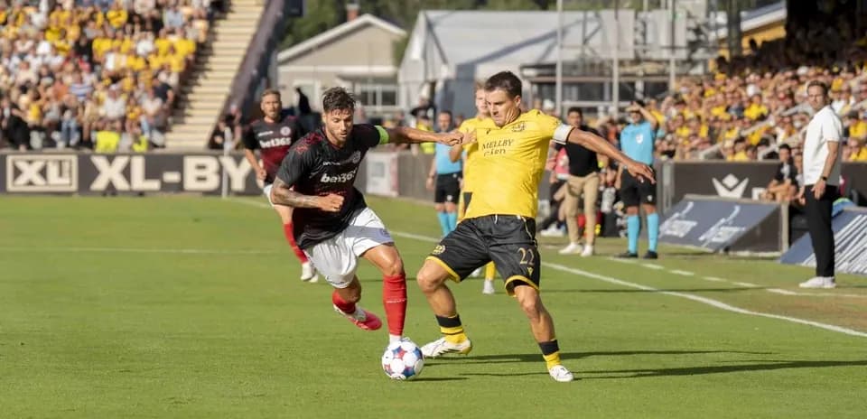 Jugador de Lincoln Red Imps FC persiguiendo el balón
