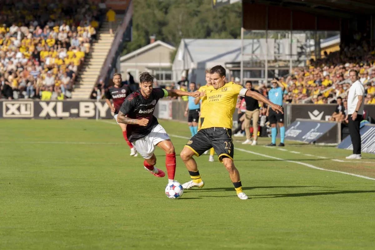 Jugador de Lincoln Red Imps FC persiguiendo el balón