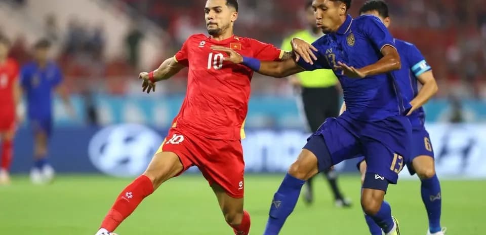 Jugador en acción durante un partido de fútbol