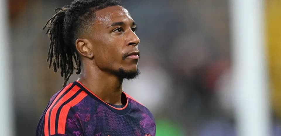 Jugador en uniforme de portero durante partido