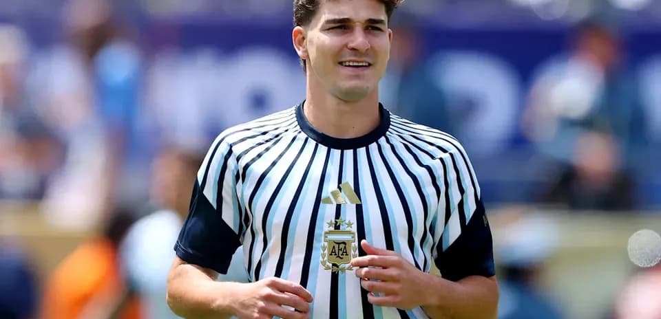 Jugador con camiseta de árbitro en el campo