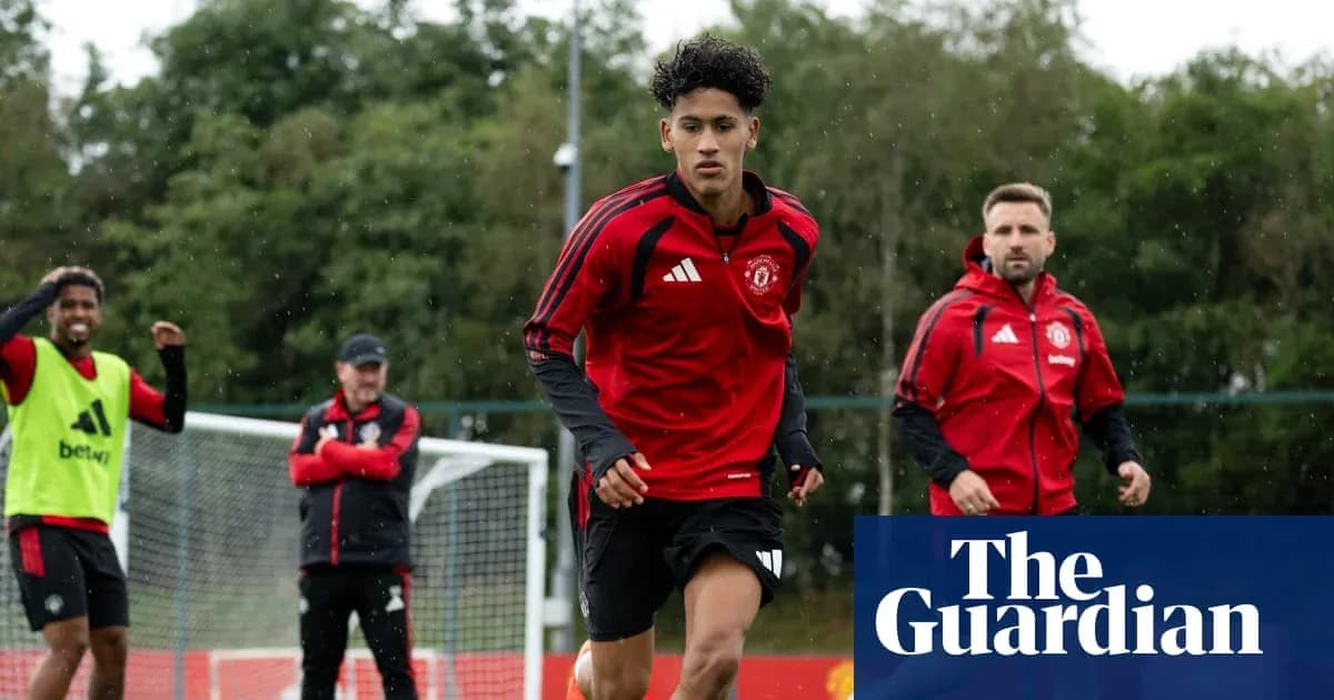 Jugador entrenando en sesión de práctica con Manchester United