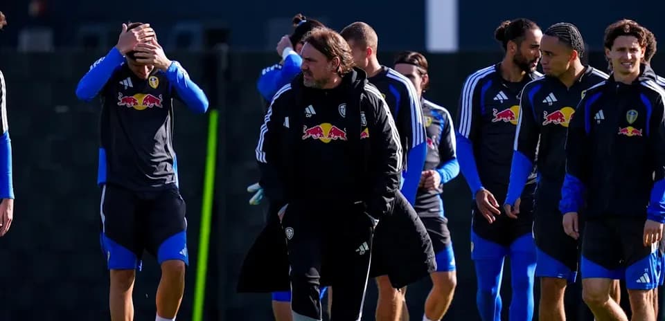 Equipo de Leeds United entrenando en la sesión