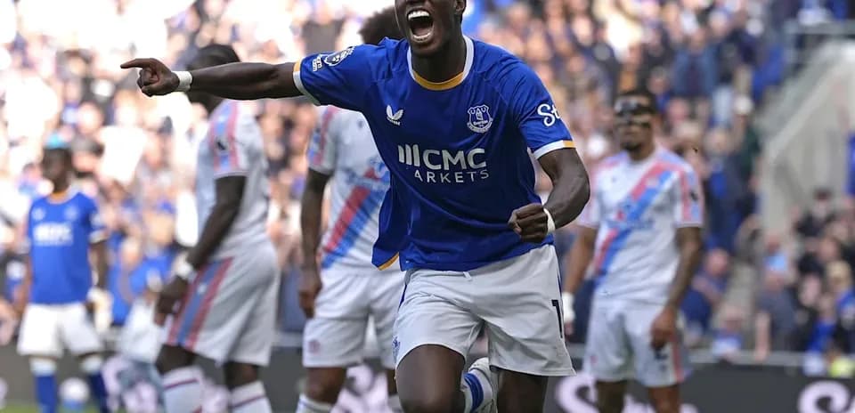 Jugador de Everton celebra un gol durante el partido