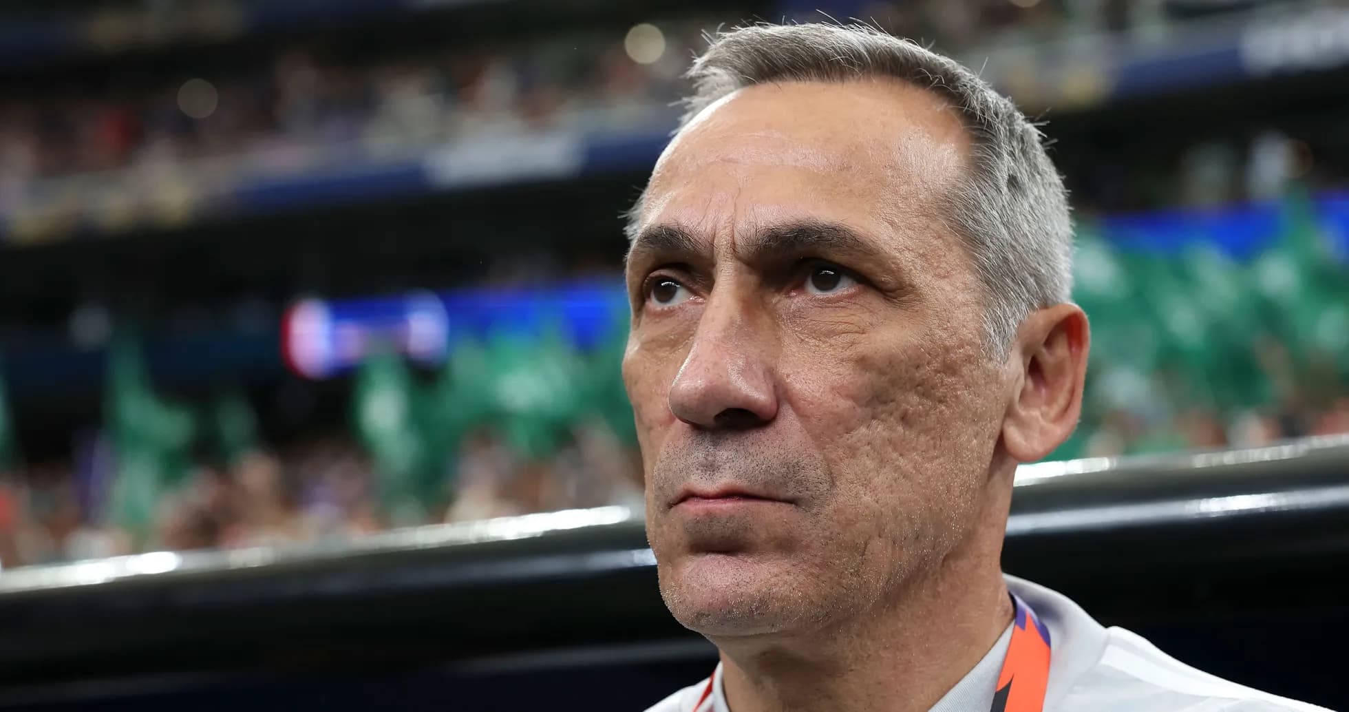 Entrenador observando desde el banquillo durante el partido