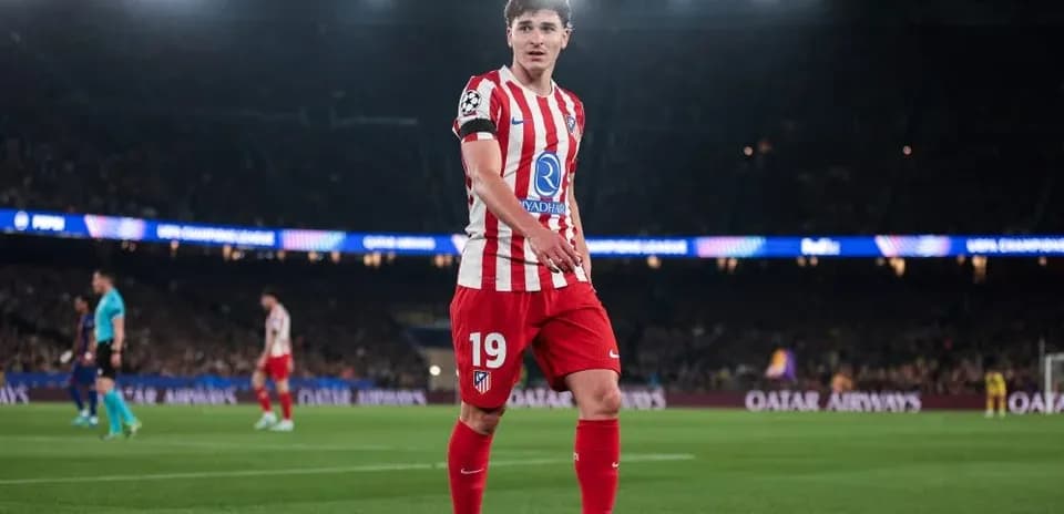 Jugador de Atlético de Madrid en el campo durante partido