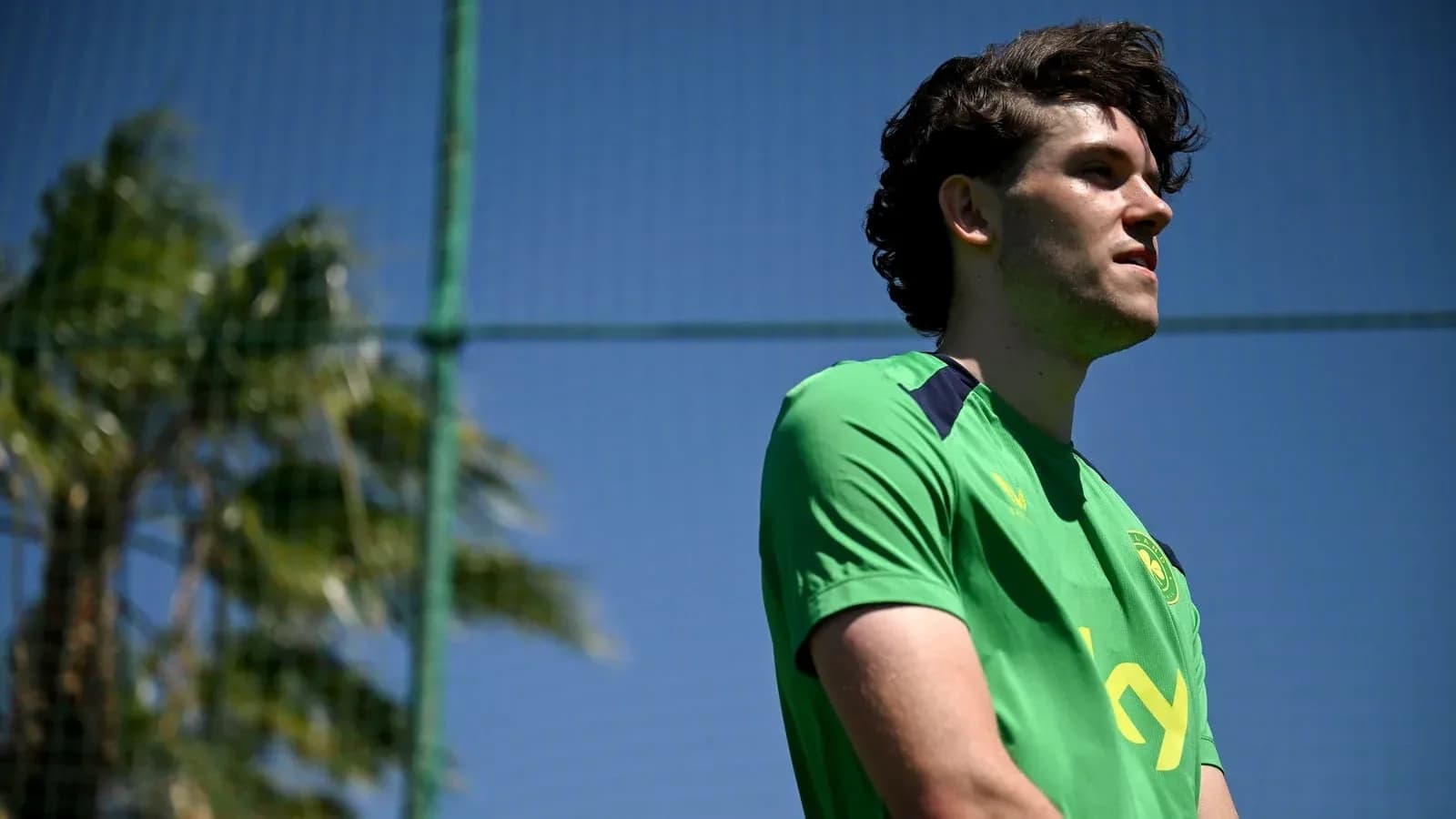 Jugador de fútbol en sesión de entrenamiento al aire libre