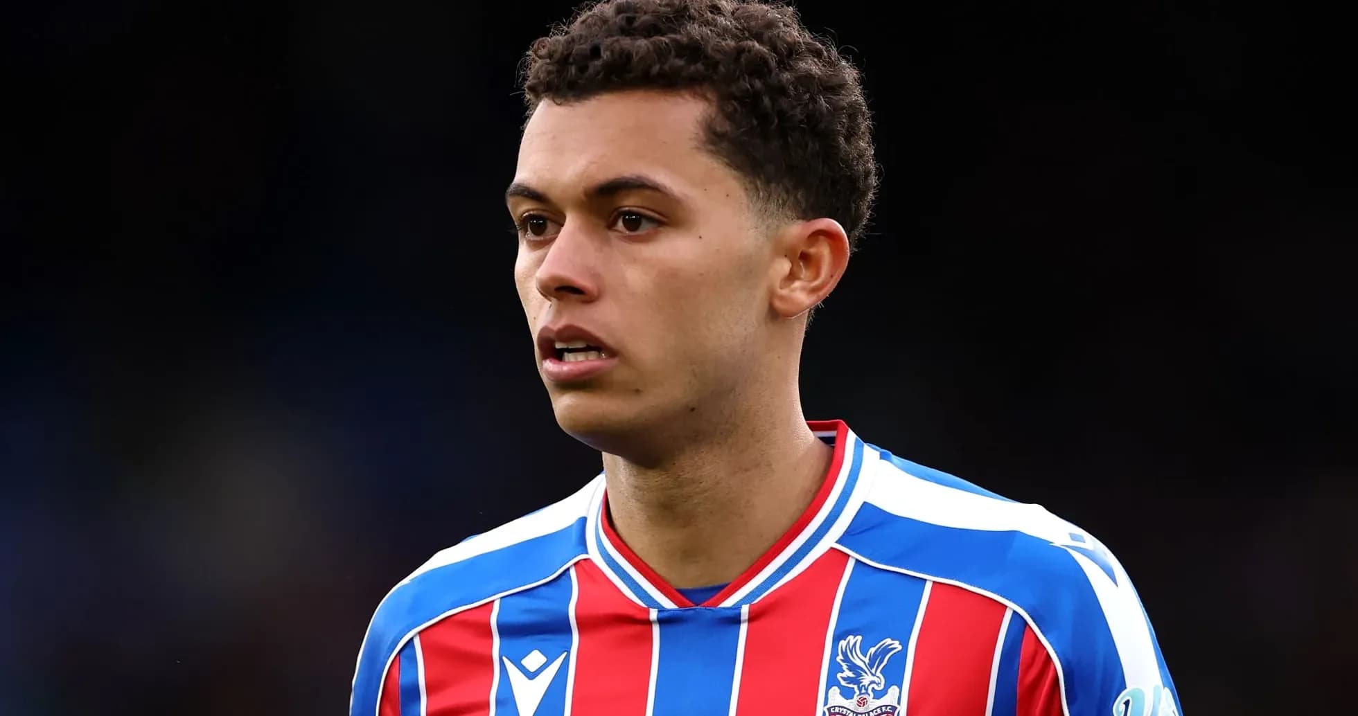 Jugador de Crystal Palace en uniforme durante partido