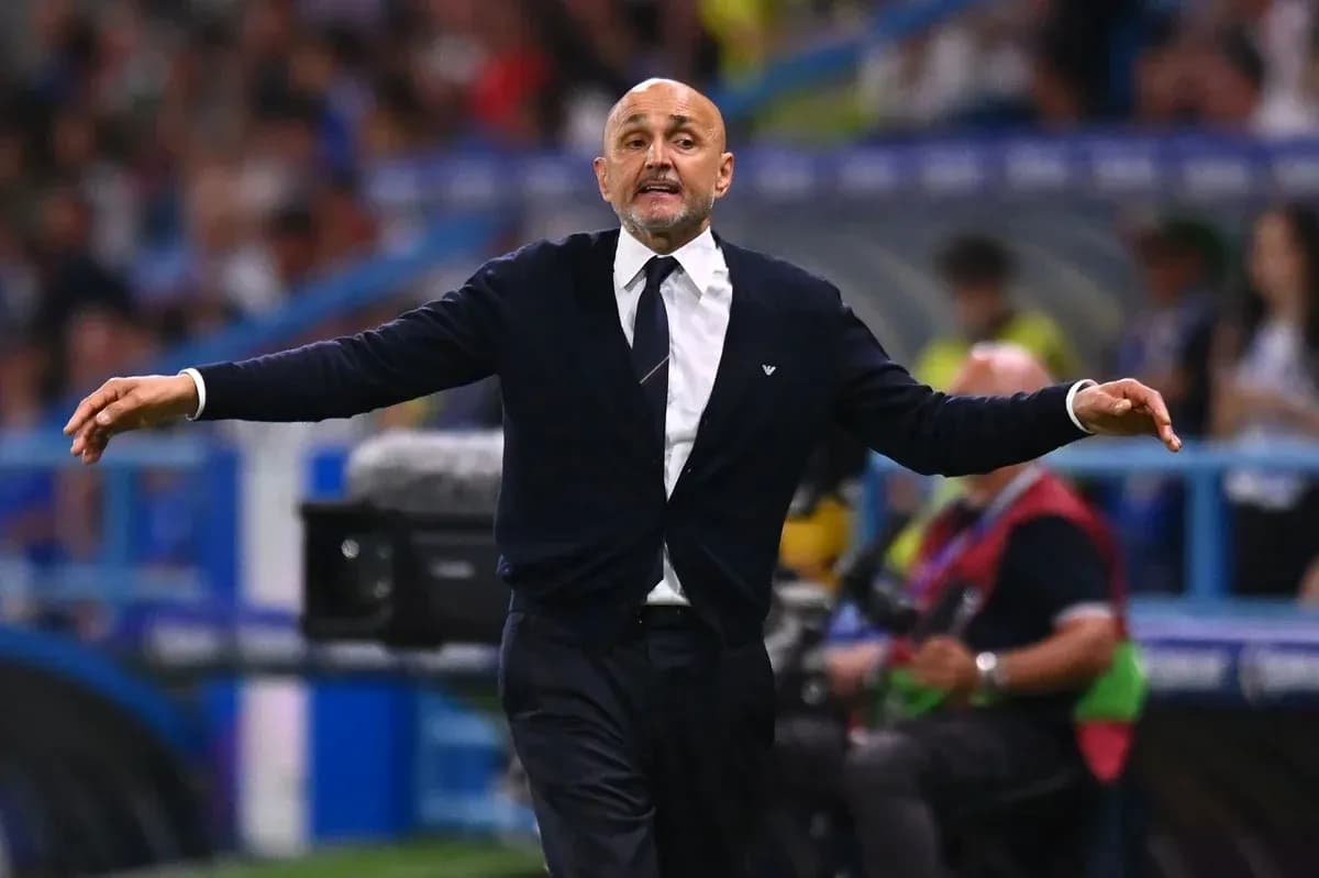 Entrenador dirigiendo desde la línea de banda