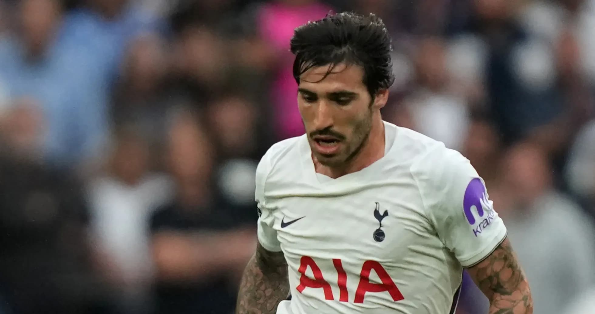 Jugador de Tottenham corriendo durante un partido