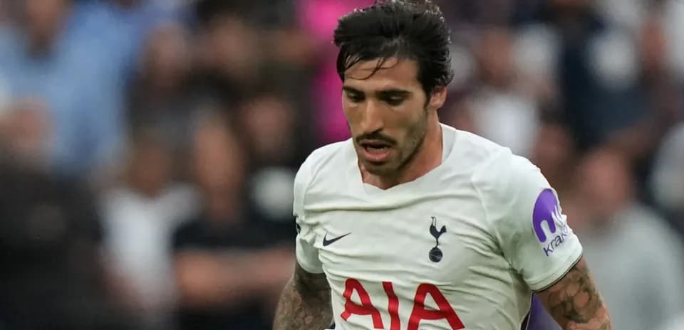 Jugador de Tottenham corriendo durante un partido