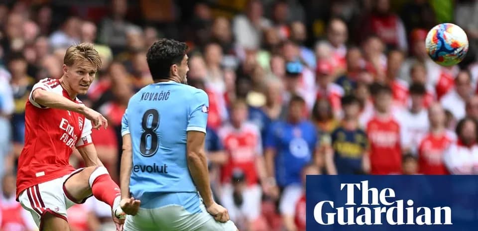 Jugador de Arsenal pateando el balón hacia Kovacic