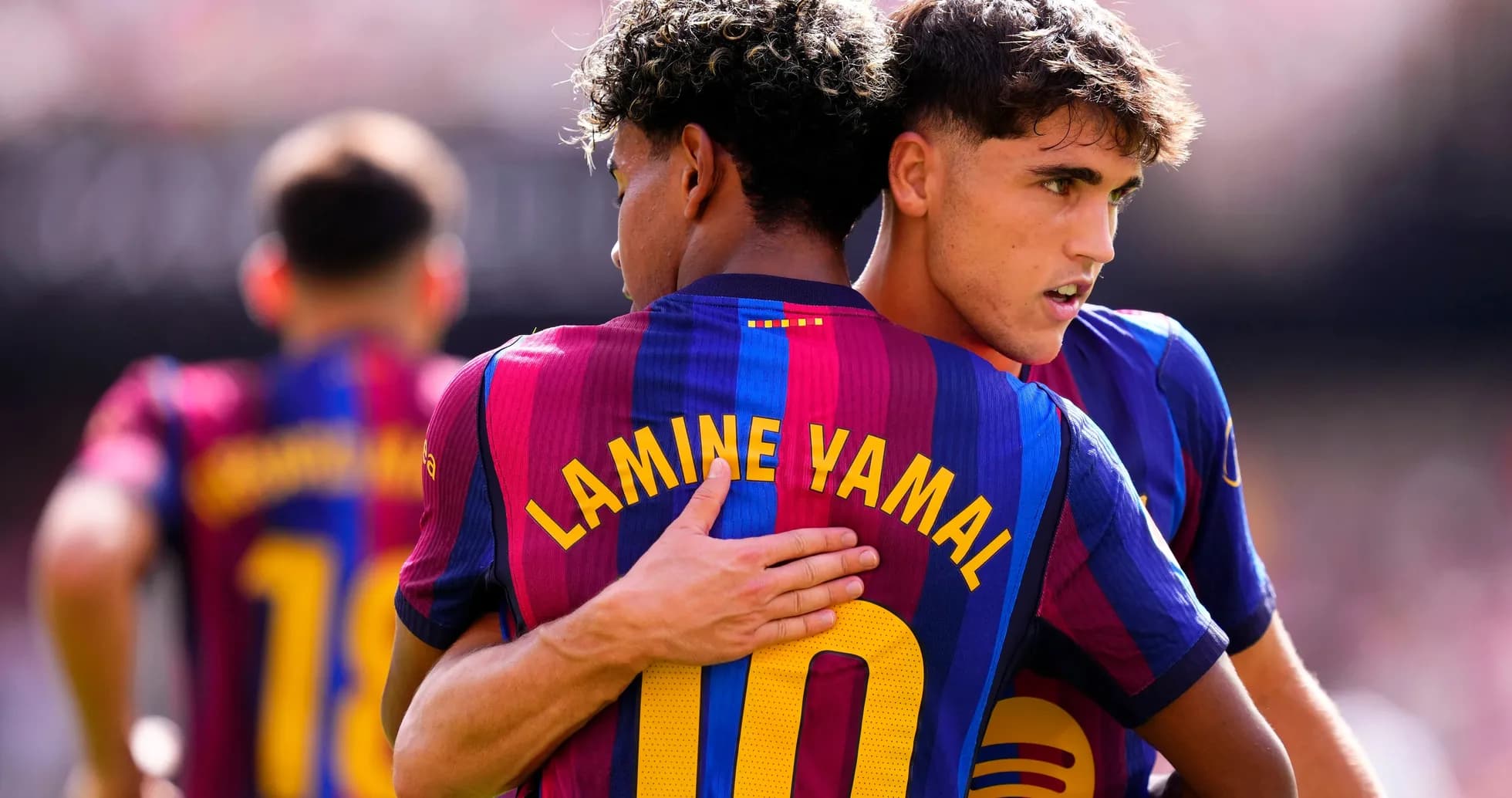 Jugadores de Barcelona abrazándose en el campo