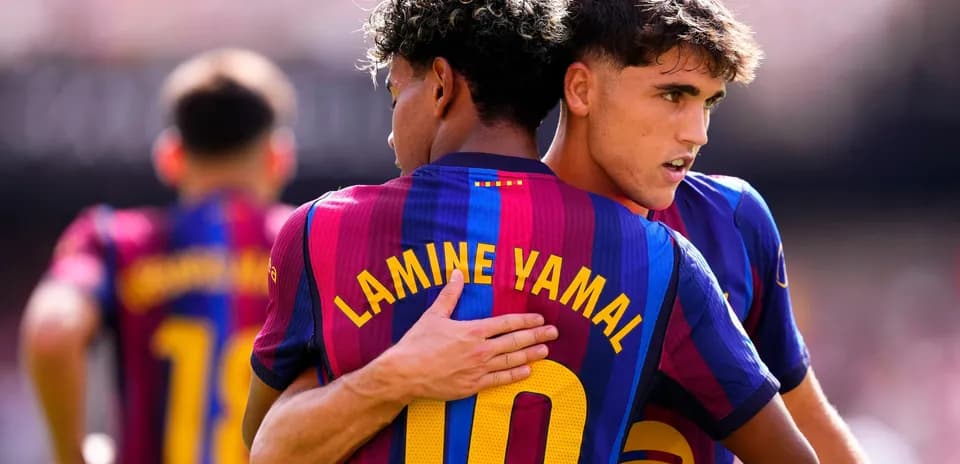 Jugadores de Barcelona abrazándose en el campo