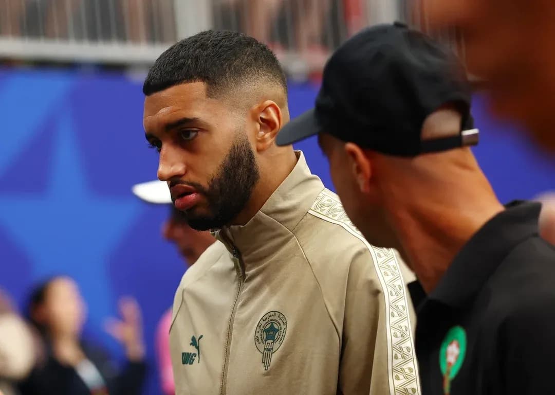Jugador de Marruecos conversando antes del partido