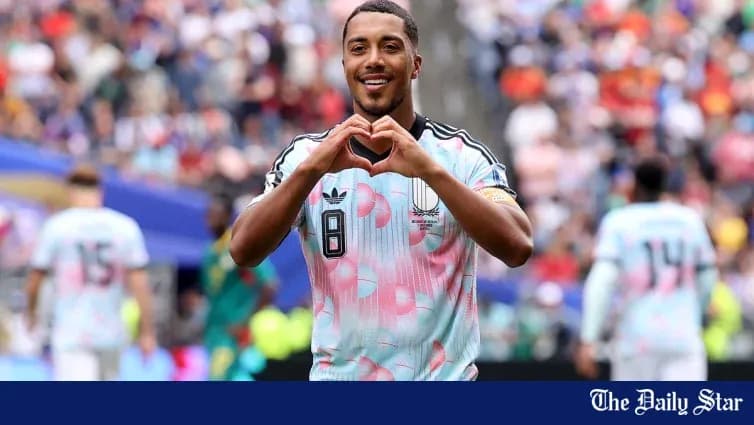 Jugador haciendo un gesto de corazón durante el partido