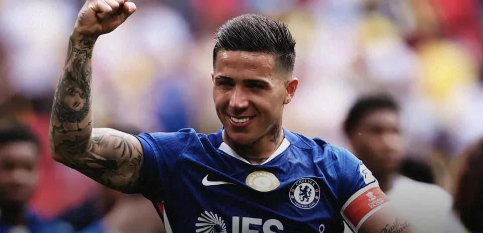 Jugador de Chelsea levantando el puño en celebración