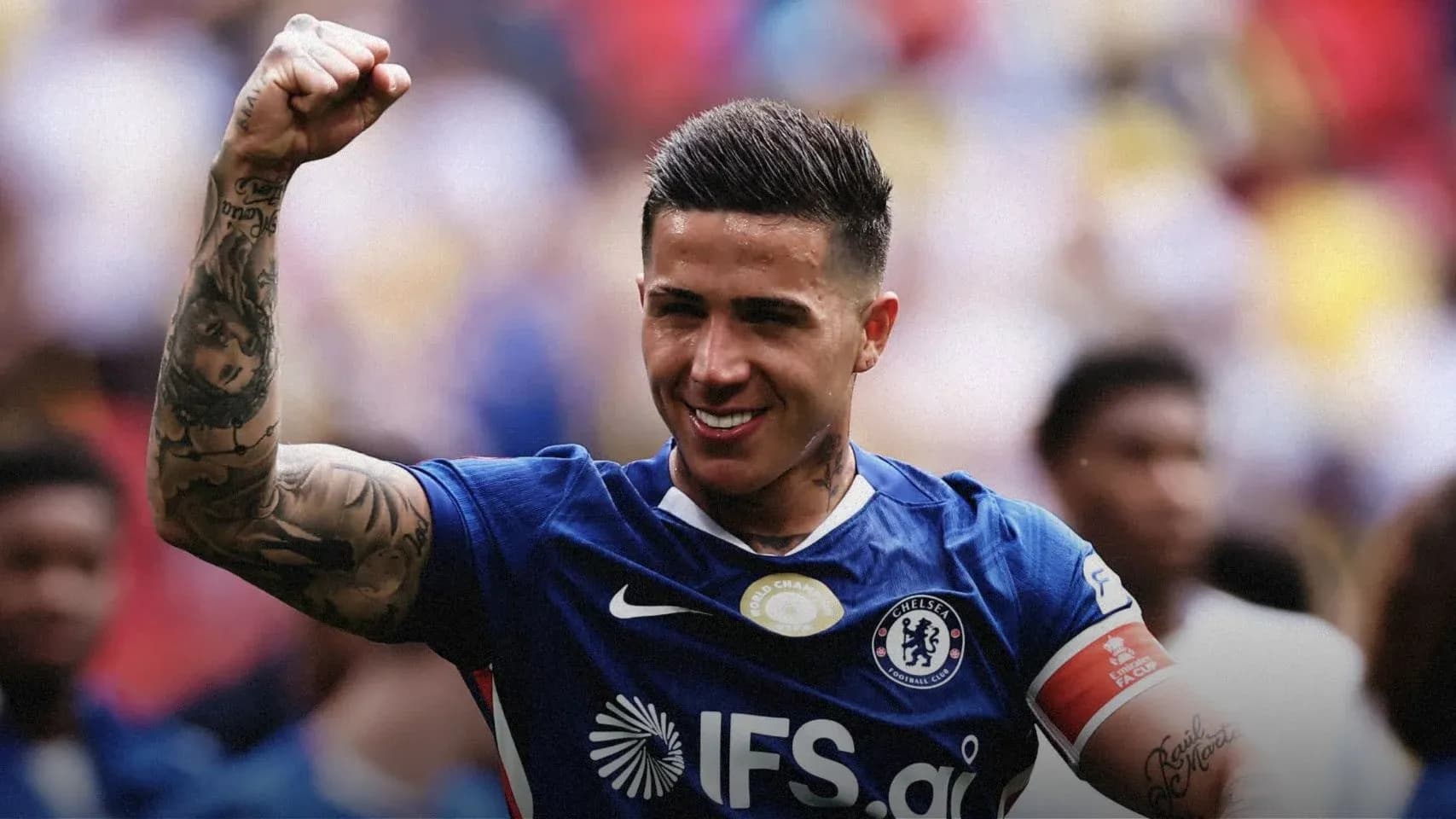 Jugador de Chelsea levantando el puño en celebración