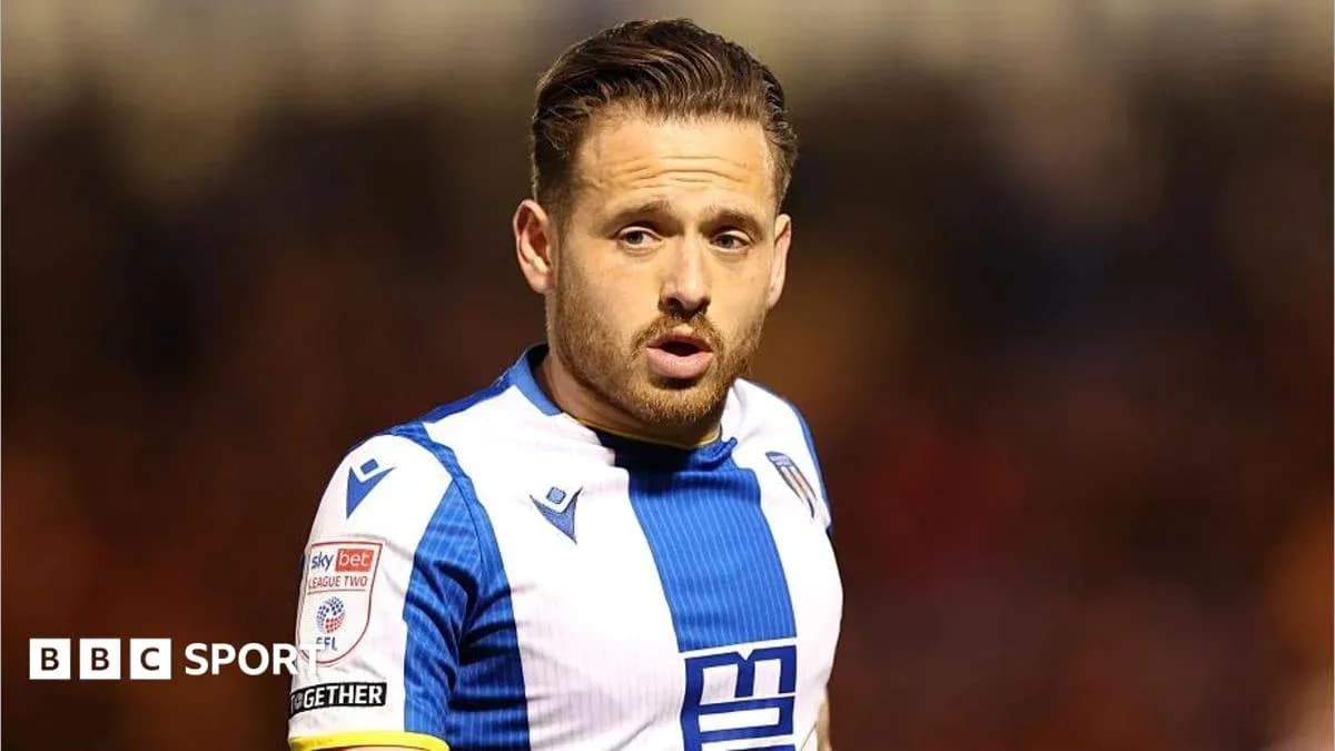 Jugador de fútbol con camiseta blanca y azul en acción