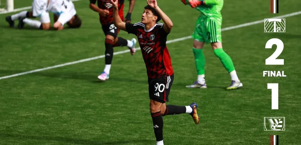 Jugador celebrando un gol durante el partido