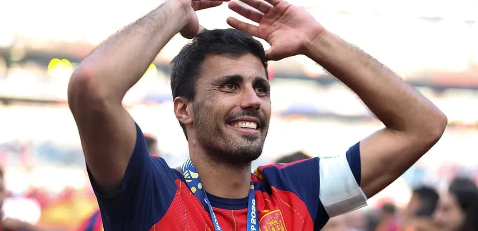 Jugador celebrando con camiseta de España y medalla