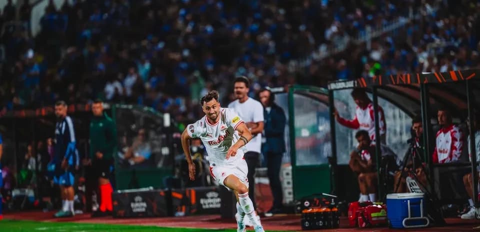 Jugador de Red Bull Salzburg corriendo hacia el balón