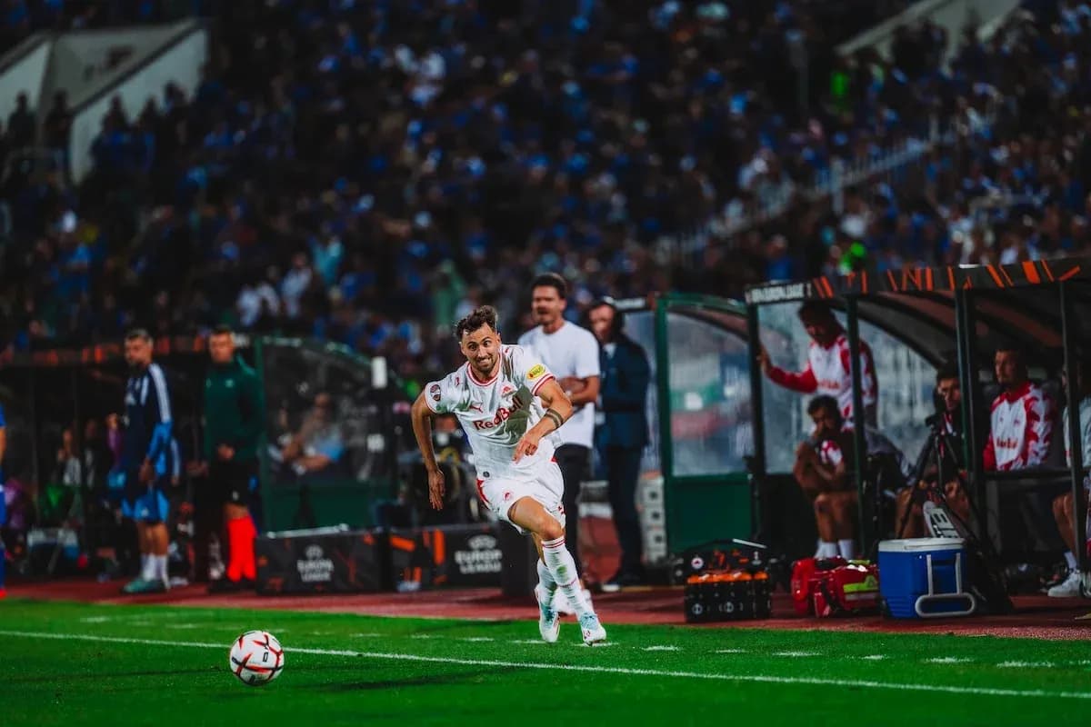 Jugador de Red Bull Salzburg corriendo hacia el balón