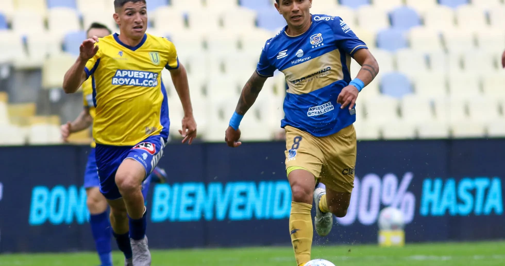 Jugadores corriendo durante el partido de fútbol
