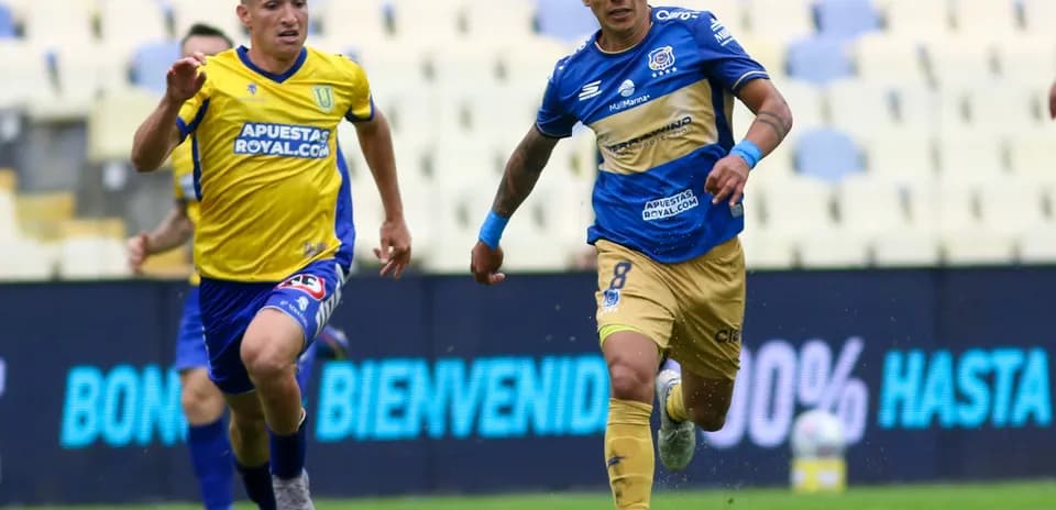 Jugadores corriendo durante el partido de fútbol