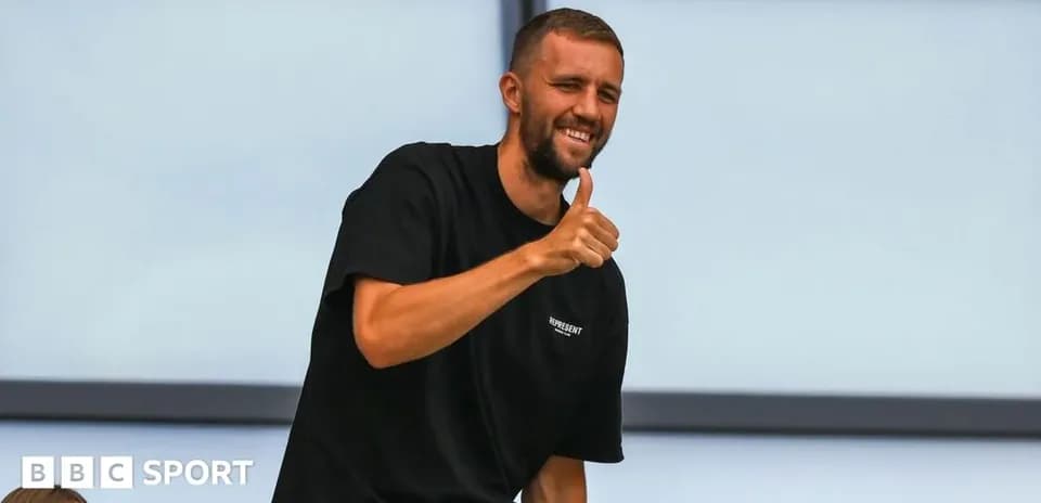Hombre sonriendo y haciendo un pulgar arriba