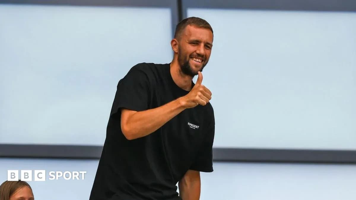 Hombre sonriendo y haciendo un pulgar arriba
