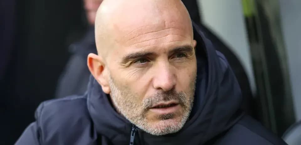 Entrenador observando desde el banquillo del partido