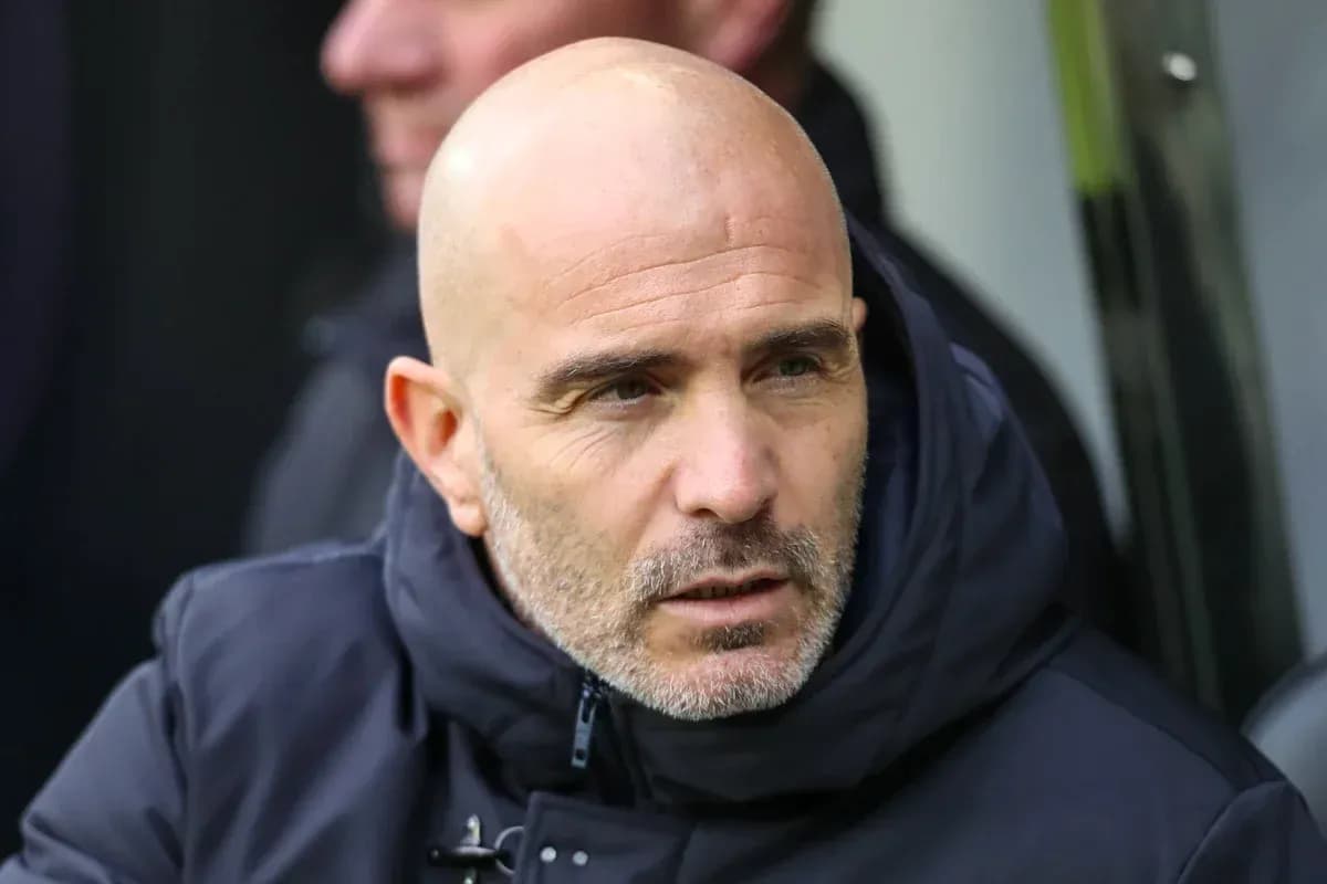 Entrenador observando desde el banquillo del partido