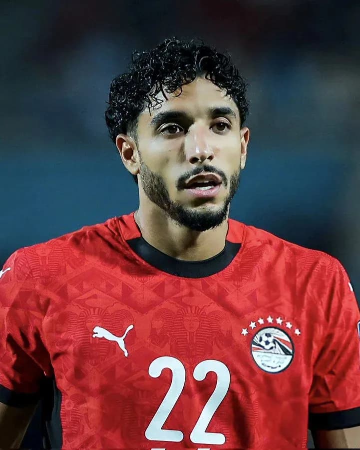 Jugador de Egipto con camiseta roja en el campo