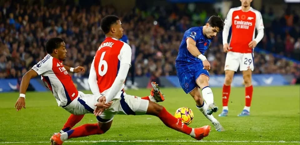 Jugador de Chelsea disparando a puerta entre defensores de Arsenal