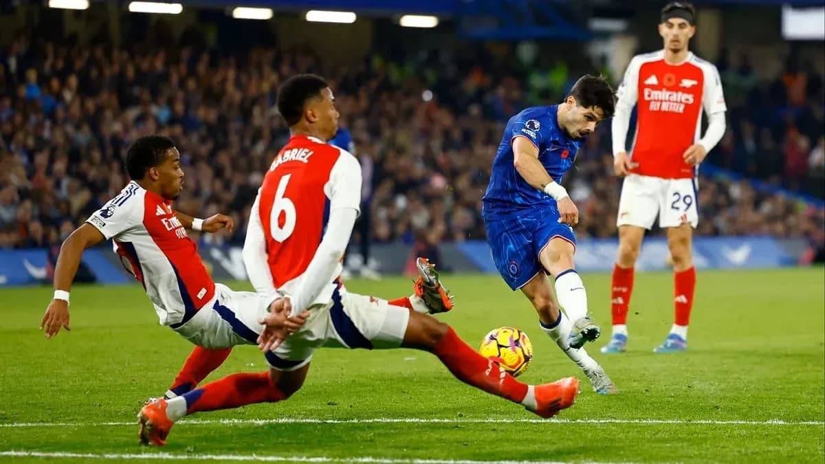 Jugador de Chelsea disparando a puerta entre defensores de Arsenal