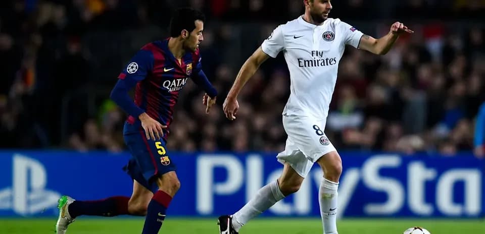 Jugadores de Barcelona y PSG persiguiendo el balón