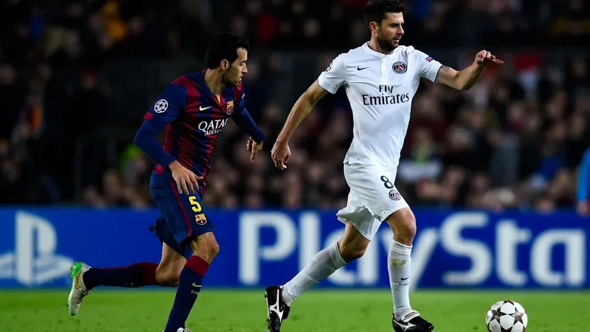 Jugadores de Barcelona y PSG persiguiendo el balón