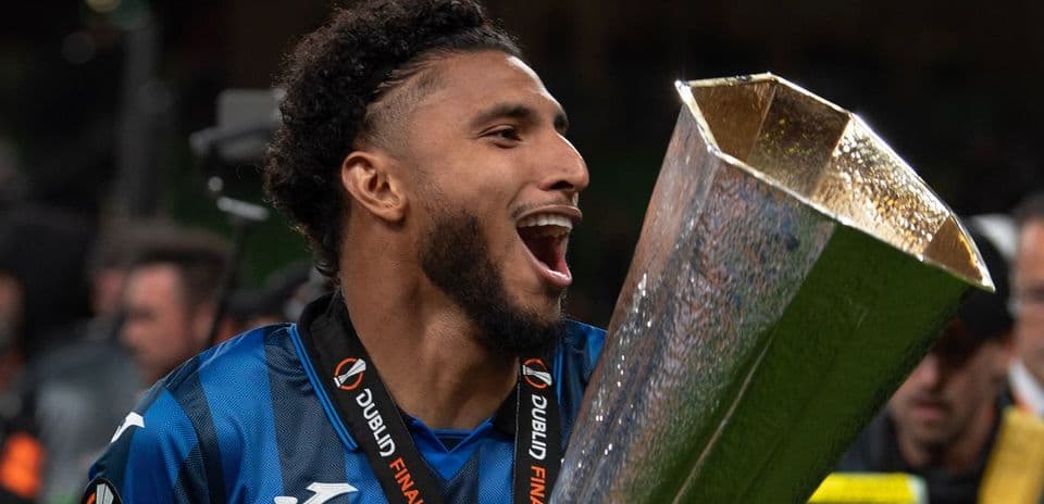 Jugador celebrando con el trofeo de la final