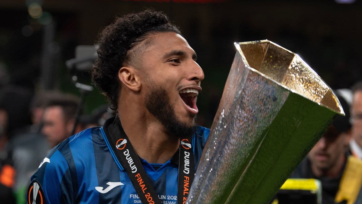 Jugador celebrando con el trofeo de la final