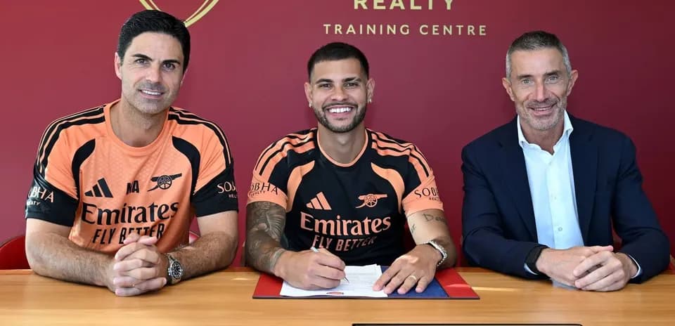 Jugadores y directores firmando contrato en centro de entrenamiento