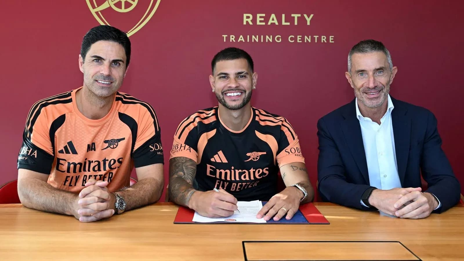 Jugadores y directores firmando contrato en centro de entrenamiento