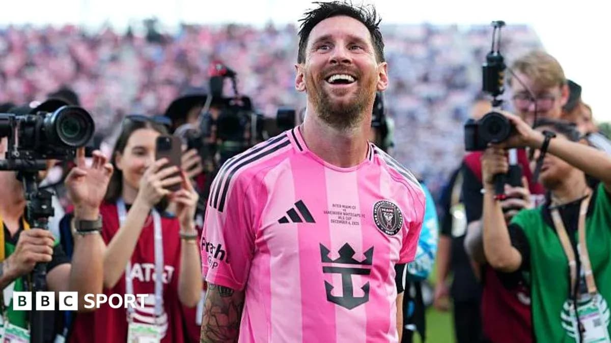 Lionel Messi sonriente rodeado de fotógrafos