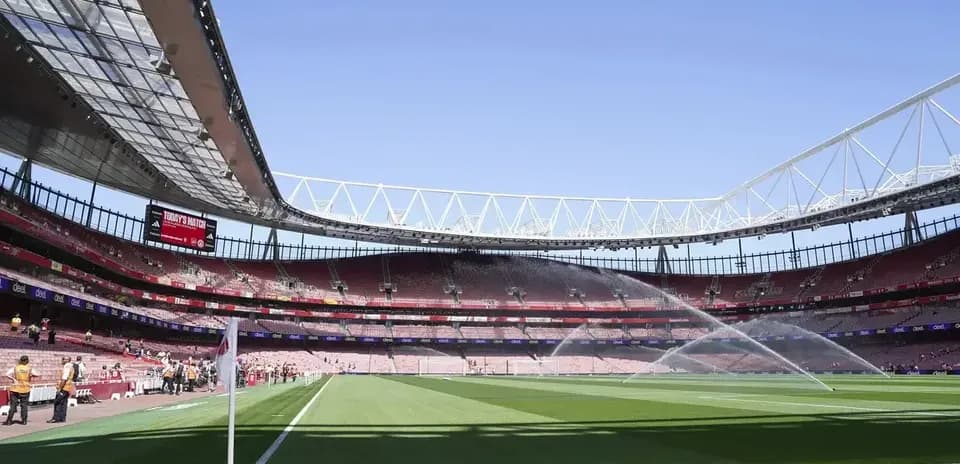 Estadio con césped y riego en preparación