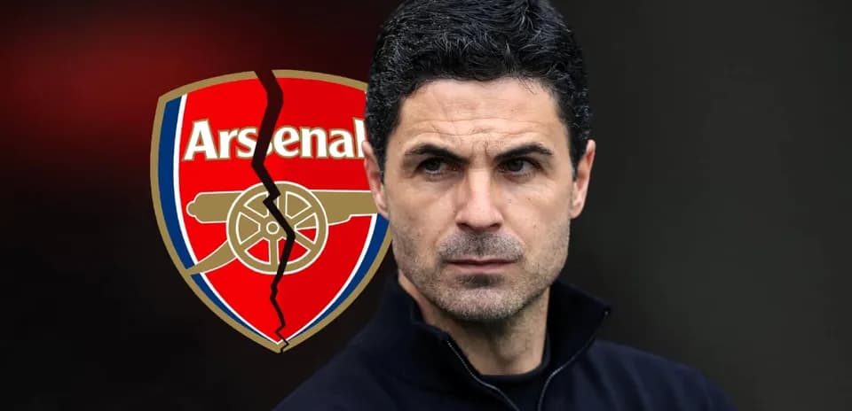 Mikel Arteta frente al escudo del Arsenal roto
