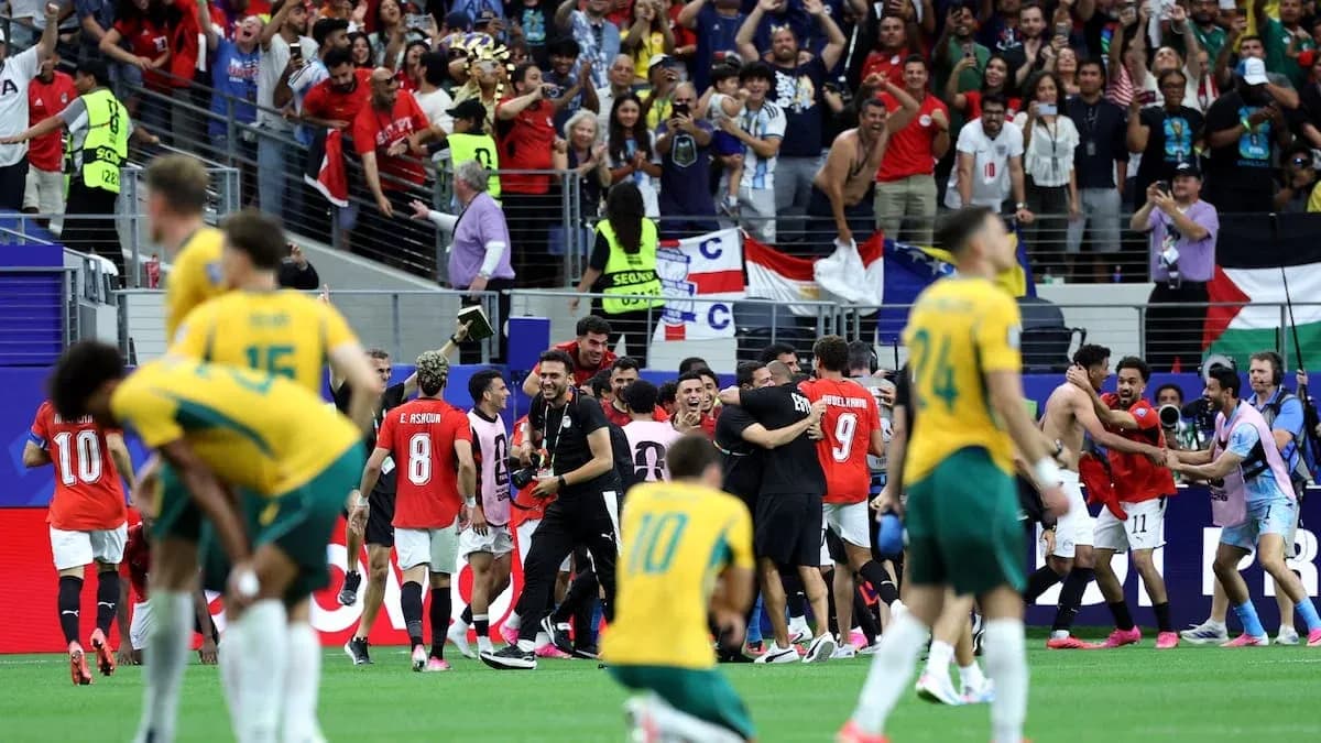 Jugadores y aficionados celebrando en el estadio