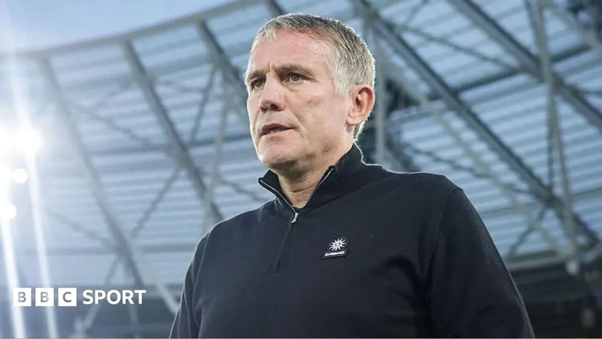 Entrenador en el estadio durante un evento deportivo
