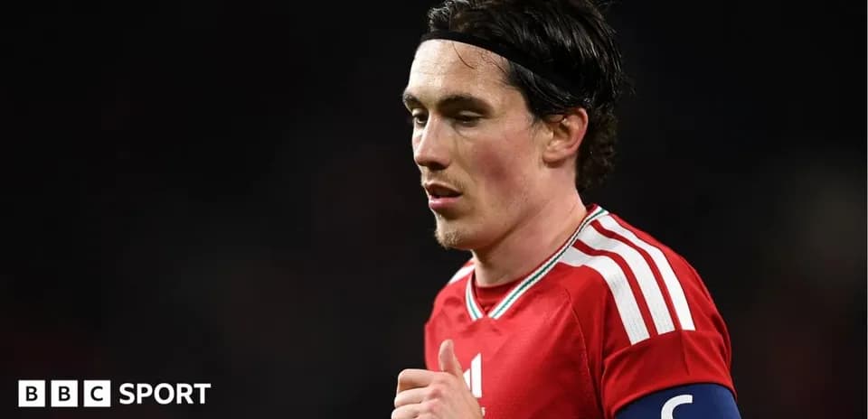 Jugador con cinta de capitán en uniforme rojo