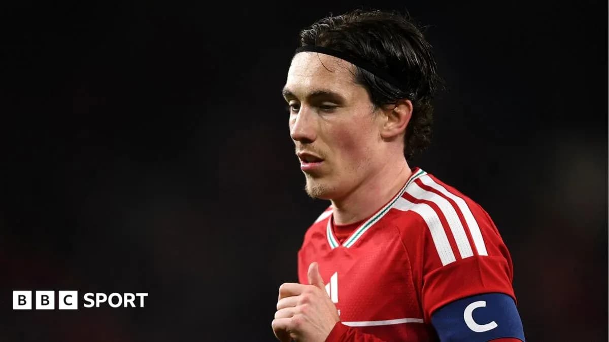 Jugador con cinta de capitán en uniforme rojo